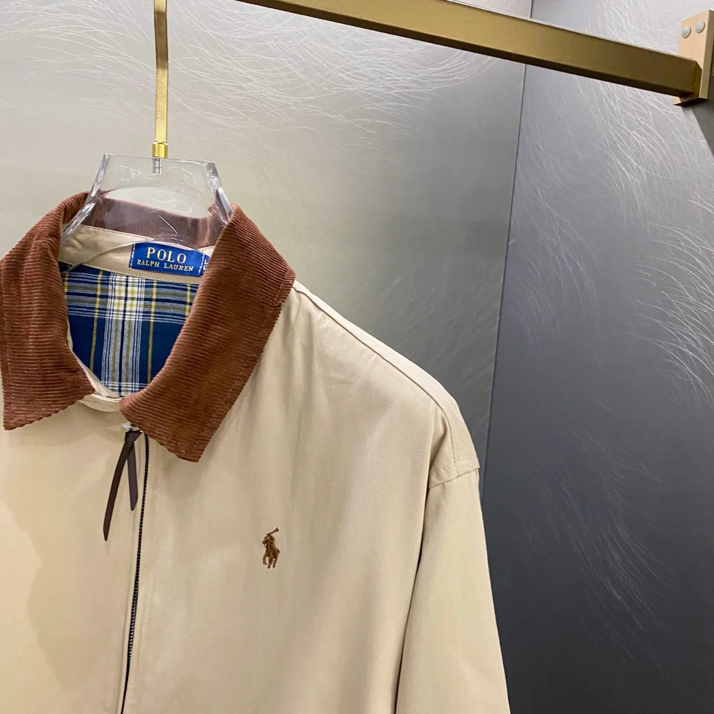 P290 Ralph Lauren second-hand corduroy collar jacket. This Ralph Lauren second-hand jacket has a high usage rate in autumn and winter. The corduroy collar is very American retro and the denim shirt inside is the Brokeback Mountain outfit that was very popular last year. The interior stripes and plaid are matched, which is a perfect combination of temperature and trend. This is also an eternal classic that both boys and girls can wear. The fabric is really different from others. The new model is not as stiff as the old model. I think it is better to wear. It is 100% pure cotton. The hardness is just right and not that stiff!! This is this year’s upgrade, but I feel it is easier to wear. The embroidery on the chest is made of German Oman embroidery fiber with original data. The embroidery process is very particular. It uses Japanese Tajima machines to ensure the embroidery is exquisite and three-dimensional, which is what I said is different from the ones on the market. Regarding the workmanship, the version is a loose version for both boys and girls!! The coat can be worn longer and is about to go out in October during the Mid-Autumn Festival. Retro will never go out of style. Color: Khaki Black Size: S-XL S: Bust 118, Length 70, Sleeve Length 68, Shoulder Width 50 M: Bust 122, Length 72, Sleeve Length 69, Shoulder Width 51 L: Bust 126, Length 74, Sleeve Length 70, Shoulder Width 52 XL: Bust 130, length 76, sleeve length 71, shoulder width 53